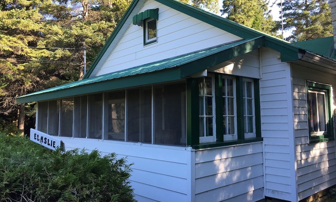 South Bruce Peninsula Cottage | Traditional Cottage Near The Lake In Oliphant