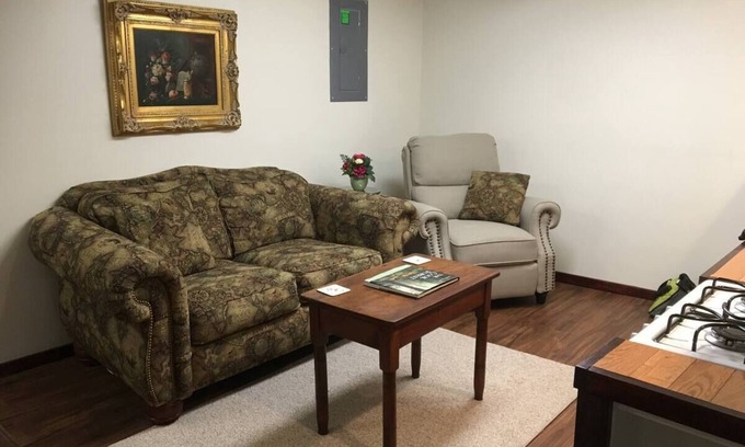 Forest Hills Apartment | Traditional decor, Near DT, Oakland, Monroeville, convenient to US OPEN