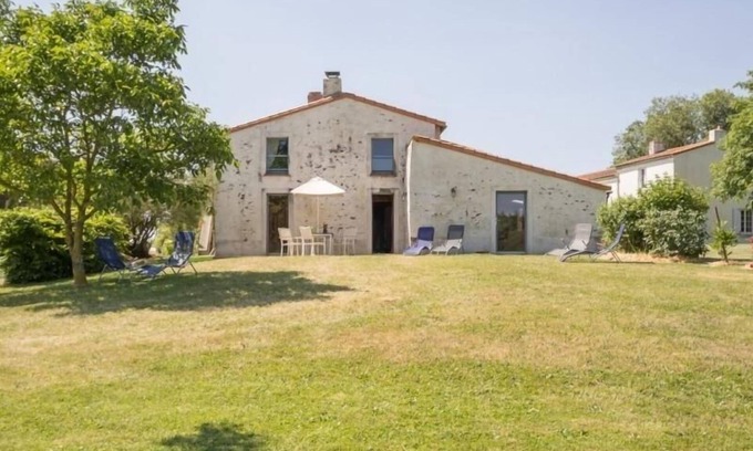 Le Loroux-Bottereau Cottage | Traditional House in a Calm Setting with Garden and Wifi