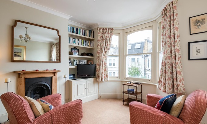 Fulham Apartment | Traditional Fulham Home close to the River Thames by UnderTheDoormat