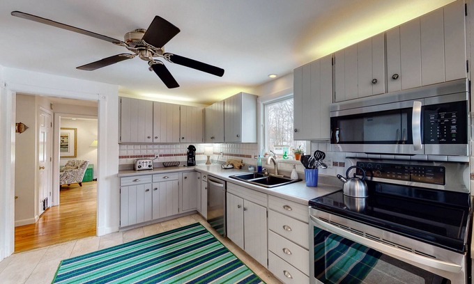Rye House | Traditional home walkable to the beach with seasonal private pool - dog-friendly