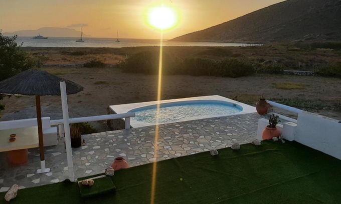 Milopotas House | Traditional House by The Beach
