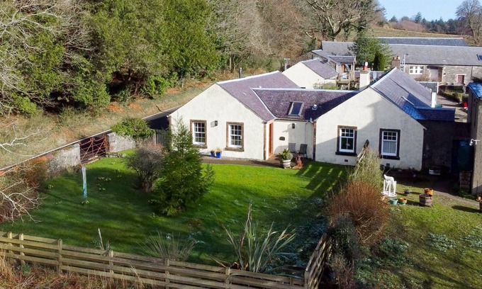 Carradale Cottage | Traditional Scottish cottage sleeping 2 with parking and easy access to beach