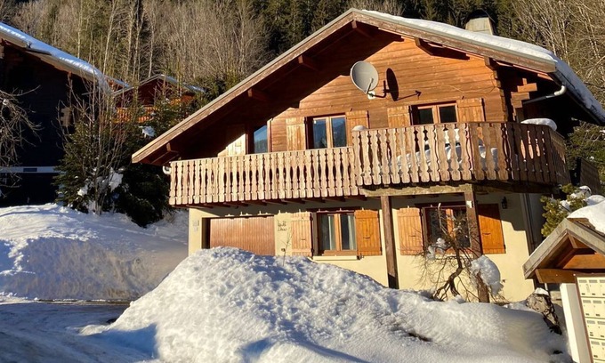 Chatel Ski Chalet | Traditional ski chalet. Close to Pre-la-Joux & Linga Ski lifts Sleeps 10+