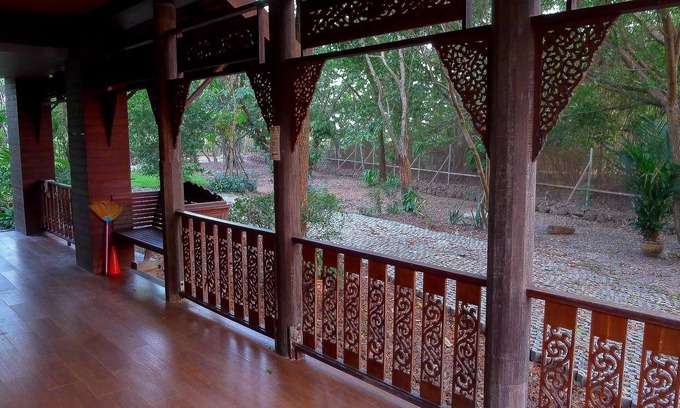 Lat Krabang Villa | Traditional Thai Wood House based Modern Villa Resort w/Garden