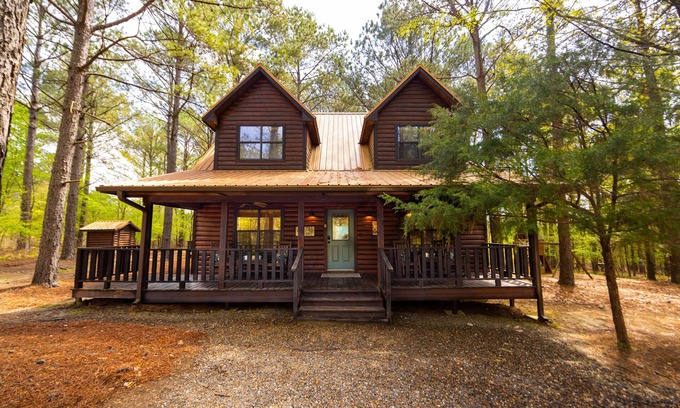Broken Bow Cabin | Traditional Yet Luxurious Cabin Minutes from Broken Bow State Park on 1 acre