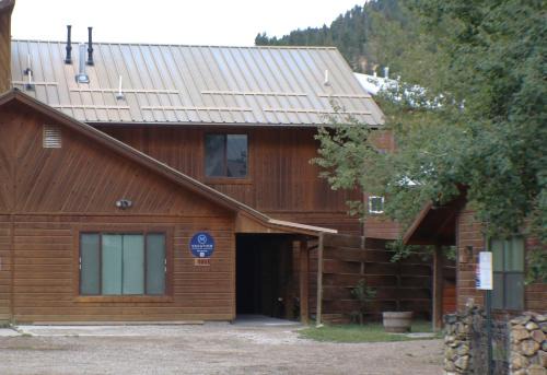 Red River House | Trails End - Hot Tub - WiFi - Fireplace - Washer -Dryer - Fenced In Backyard
