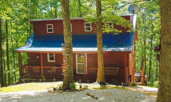 Stanton Cabin | Trailseeker Cabin King Bed, WiFi, Hot Tub at Red River Gorge - Natural Bridge