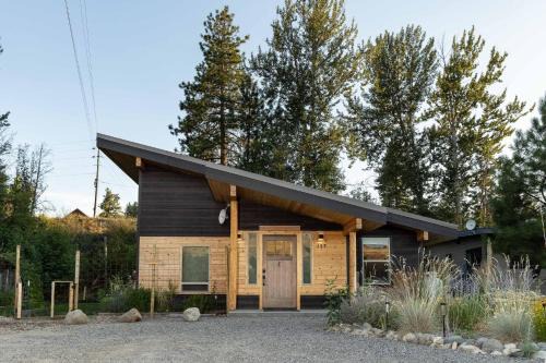 Winthrop House | Trailside vacation home—easy walk to Winthrop