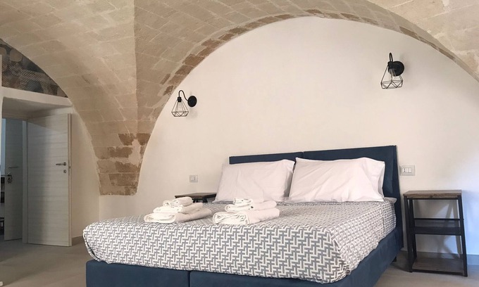 Isola del Borgo Antico Apartment | TRAMONTANA apartment with whirlpool shower in the room