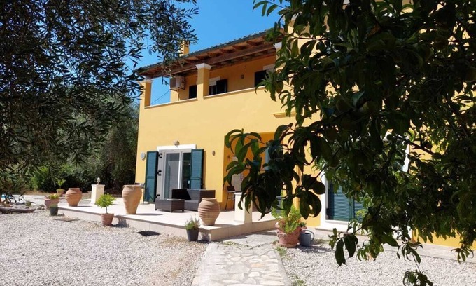 Agios Ioannis Villa | Tranquil retreat set in an old Olive grove