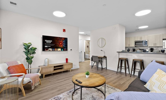 Orange Apartment | Tranquil ! 2BR Free Parking ! 30 min to NYC !