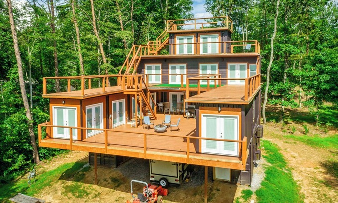 Lookout Mountain House | Tranquil 3-bedroom 3.5 Bath Tree house in Lookout Mountain plus cottage
