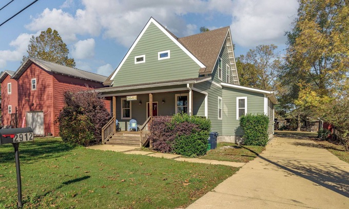 Tuscaloosa House | Tranquil 4-bedroom/4bathroom House UA Adjacent-Short or Long Term