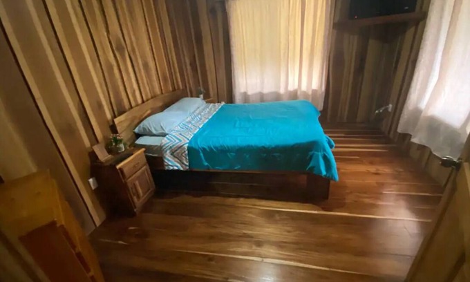 Roble Cabin | Tranquil 4-bedroom cabin in La Suiza with WiFi