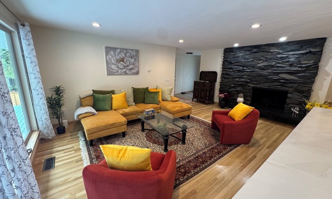 Inglewood-Finn Hill House | Tranquil 4-bedroom house in Kirkland with AC