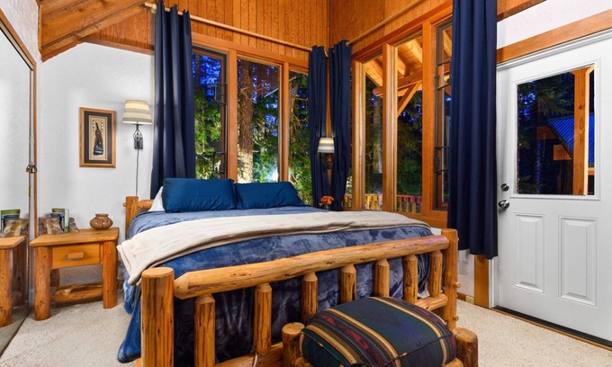 Government Camp House | Tranquil and Cozy Rustic Mountain Retreat, Huge Deck, Hot Tub, BBQ, Close to Skiing and Restaurants