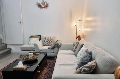 Harehills House | Tranquil and serene home WIFI, Parking and smart TV