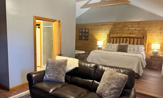 Eureka Springs Cabin | Tranquil Cabin- Perched on Mountain Top boasting jacuzzi for two and expansive deck with views! Trail & Cave on Property!