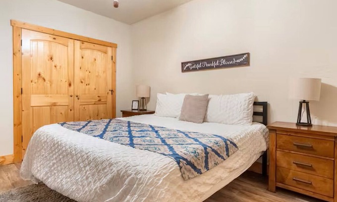 Cleveland Cabin | Tranquil cabin with yearlong mountain views, game room, fire pit near wineries