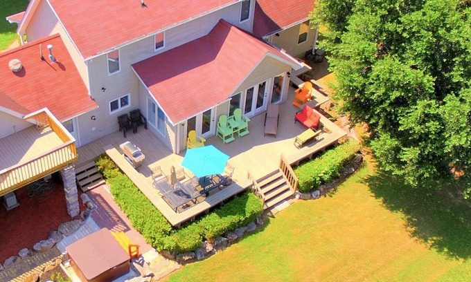 Townville House | Tranquil, Close to the Water, Swim/Boat Dock, Hot Tub, Fireplace, Misty Mornin's