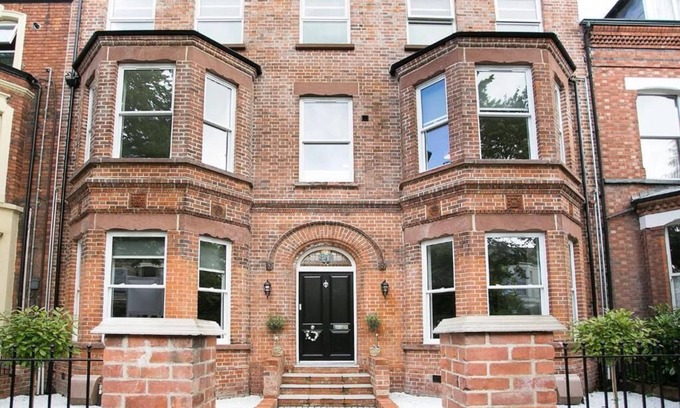 Queens Quarter Apartment | Tranquil & Comfy ~ 5* Central Location ~ Parking!