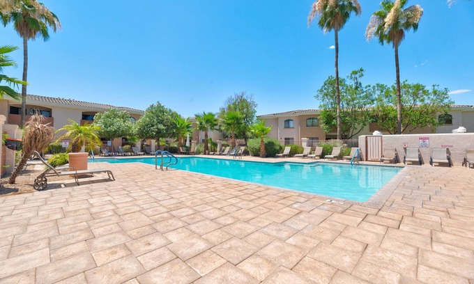 Maryvale Condo | ♥Tranquil & Comfy ~ ♛Queen Bed, Pool, Hot Tub, Gym
