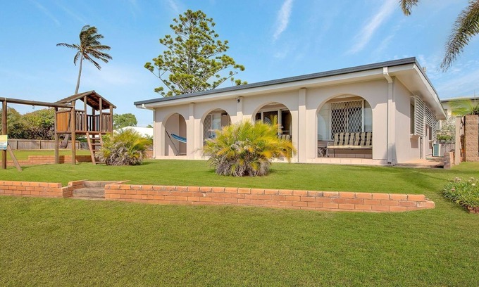 Lammermoor Beach House | Tranquil Cooee Bay! On the Esplanade!
