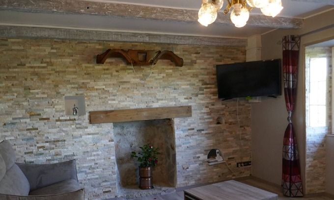 Sansac-Veinazes Cottage | Tranquil Cottage in Sansac with Balcony