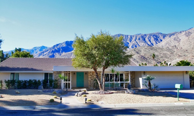 Indian Canyon House | Tranquil Desert Oasis on the Indian Canyon Golf Course - Casa Turquoise