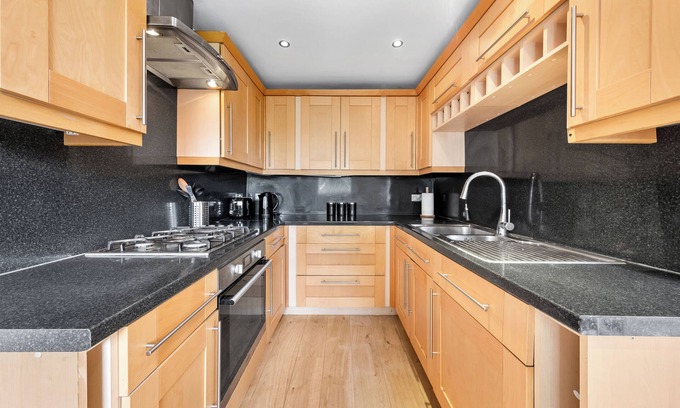 Bushey Apartment | Tranquil Escape In Hertfordshire | FREE PARKING