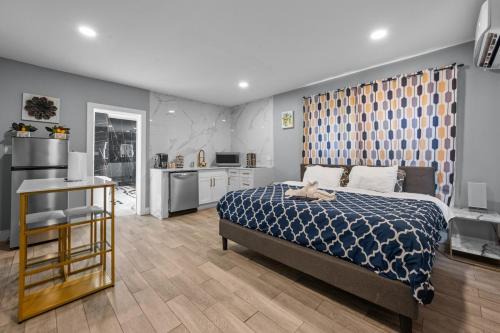 Neartown Apartment | Tranquil Escape- Spa Bath & Pool for One or Couples