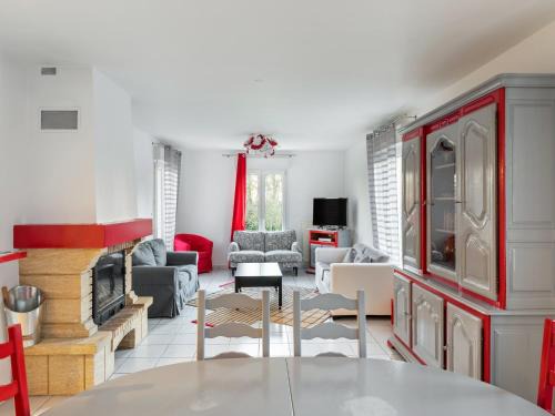 Englesqueville-la-Percee House | Tranquil Garden Retreat by the Sea