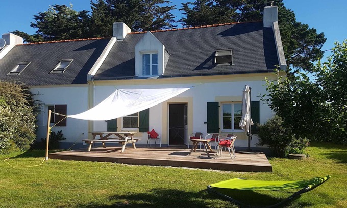 Bangor House | Tranquil Getaway: Modern House Near Bangor's Beaches & Shops, Garden, Fireplace, Sleeps 9