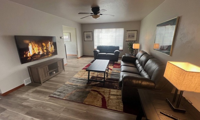 Bellevue House | Tranquil Haven: Fully Furnished 3 Bedroom, 2 Bath - 8 Miles to Lambeau Field