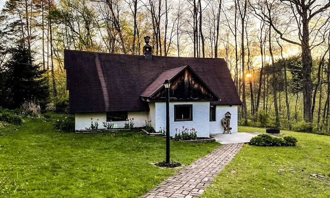 Boswell Cabin | Tranquil Hickory Hill Cottage Getaway with Hot Tub