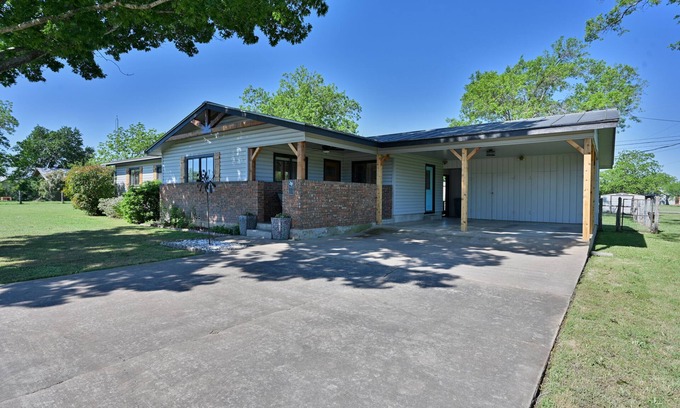Stonewall House | Tranquil Hill Country Escape: Pet-Friendly, Near Wineries, & Stellar Stargazing!