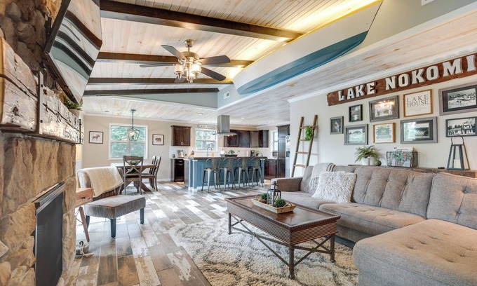 Tomahawk Cabin | Tranquil Lakefront Cabin: Fire Pit, Grill & Patio