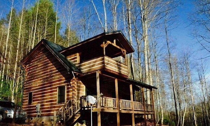 Globe Cabin | Tranquil Log Cabin in Private Mountain Setting with Hot Tub