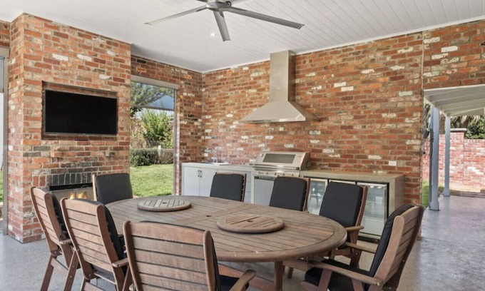 Golden Point House | Tranquil Luxury Near Sovereign Hill