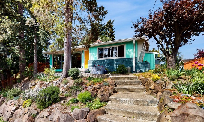 Lawton Park House | Tranquil Mid-Century retreat in Seattle's charming neighborhood. Dog-friendly