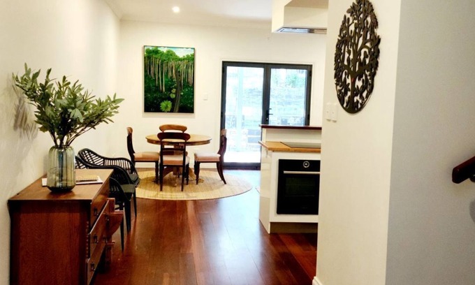 Albany House | Tranquil, modernised Cottage home, 300 metres from town centre & harbour views.
