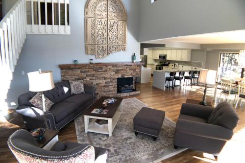 Holiday Island House | Tranquil Mountain Retreat