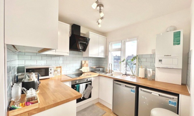 New Malden House | Tranquil Oasis: Stylish & Spacious 7Bed Maisonette