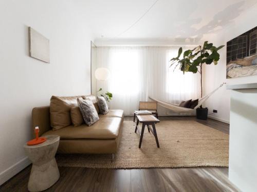 Spitalfields Apartment | Tranquil Oasis w 100inch Cinema & Hammock, by the Design Traveller