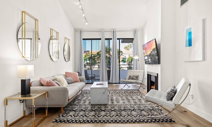Sawtelle Condo | Tranquil Ocean Breeze Retreat
