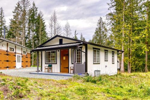Anacortes House | Tranquil Off-Grid Cabin Sanctuary near Whistle Lake in Washington