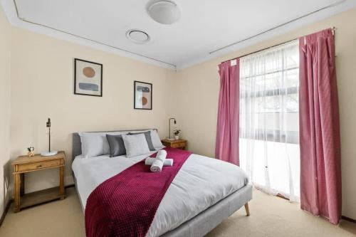 Milperra House | Tranquil Queen Room - Centrally Located at Milperra - Shared Bathroom