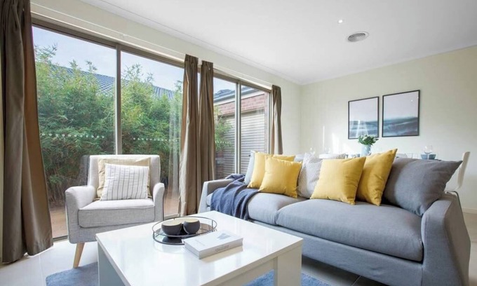 Point Cook House | Tranquil Retreat in Point Cook Spacious 5BR Oasis