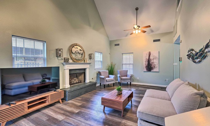 Mid America House | Tranquil Retreat w/Dock on Lake Hamilton!
